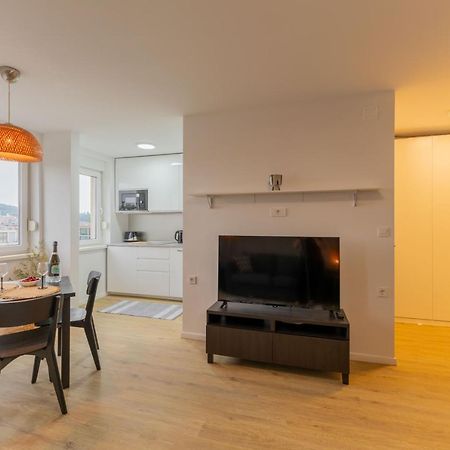 Elegant Tour As Studio Gilly With Open Views And A Balcony In The Center Любляна Екстериор снимка