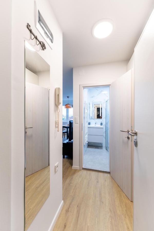 Elegant Tour As Studio Gilly With Open Views And A Balcony In The Center Любляна Екстериор снимка
