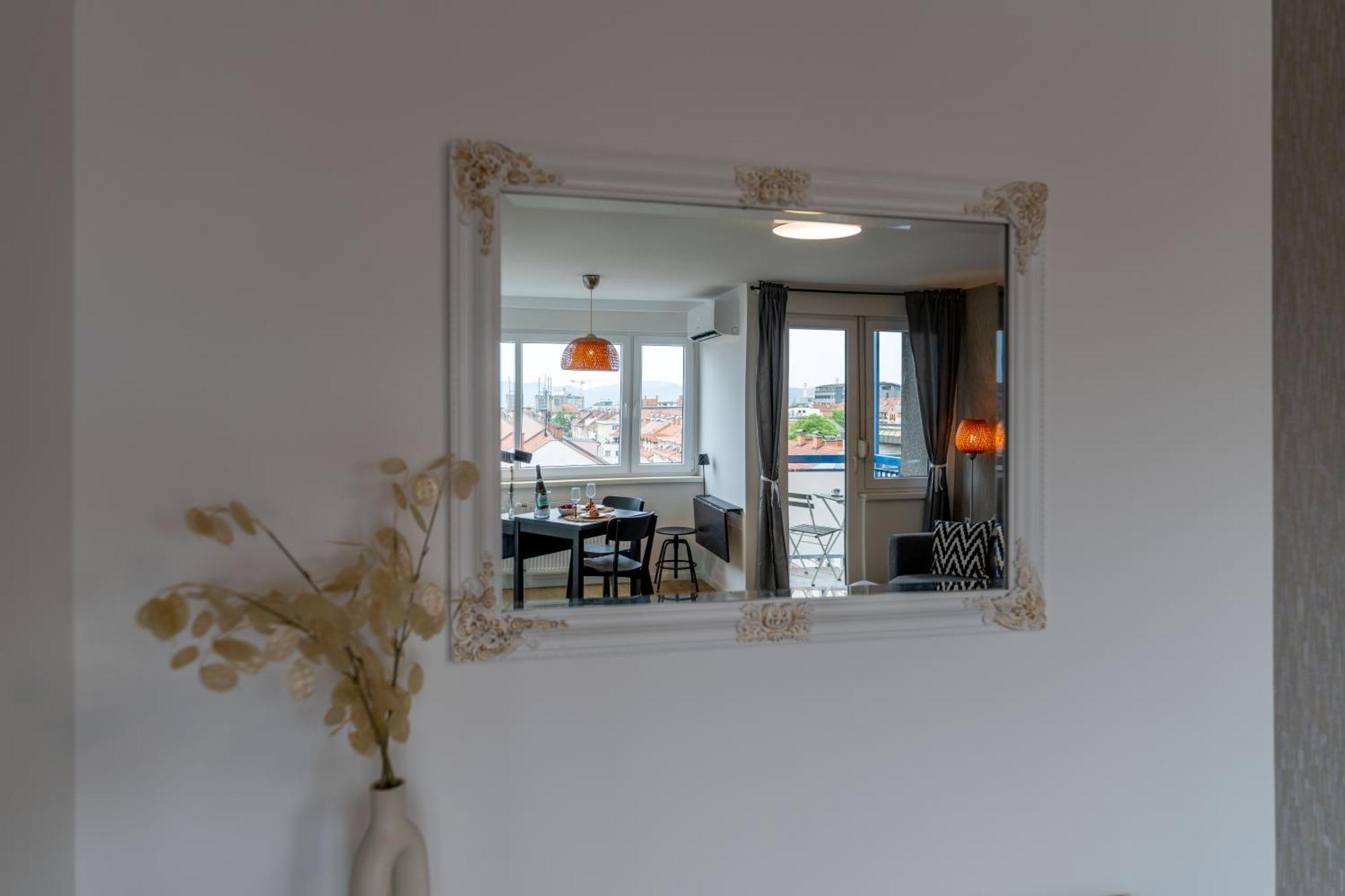 Elegant Tour As Studio Gilly With Open Views And A Balcony In The Center Любляна Екстериор снимка