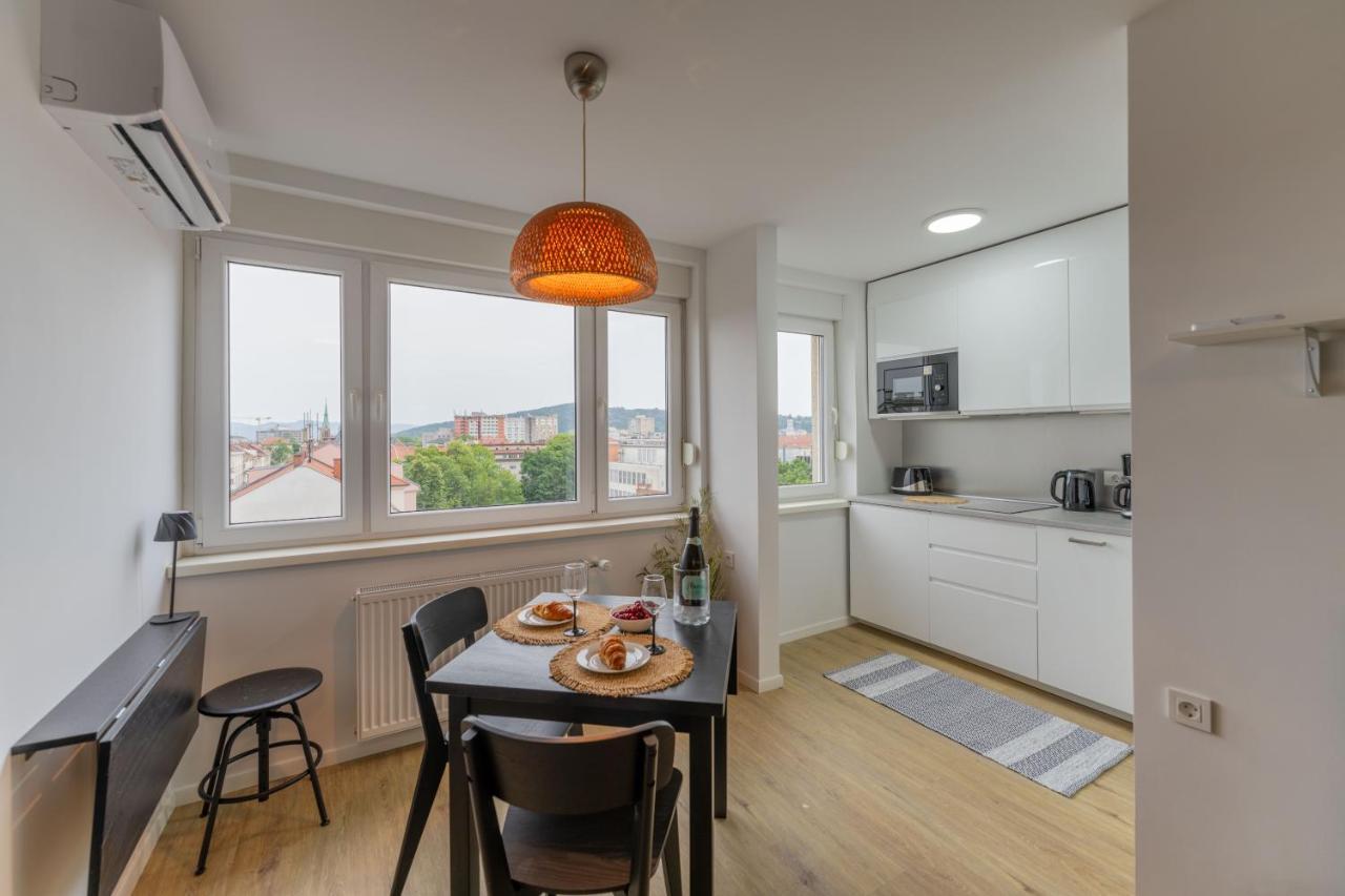 Elegant Tour As Studio Gilly With Open Views And A Balcony In The Center Любляна Екстериор снимка
