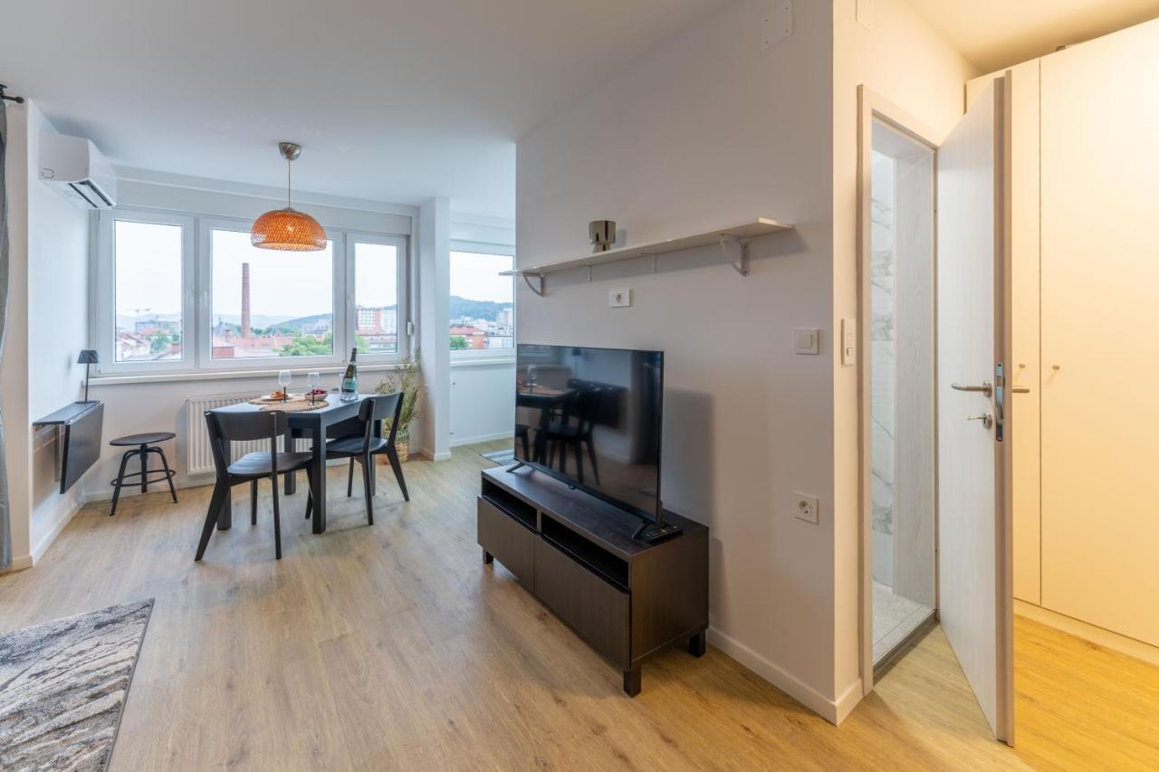 Elegant Tour As Studio Gilly With Open Views And A Balcony In The Center Любляна Екстериор снимка